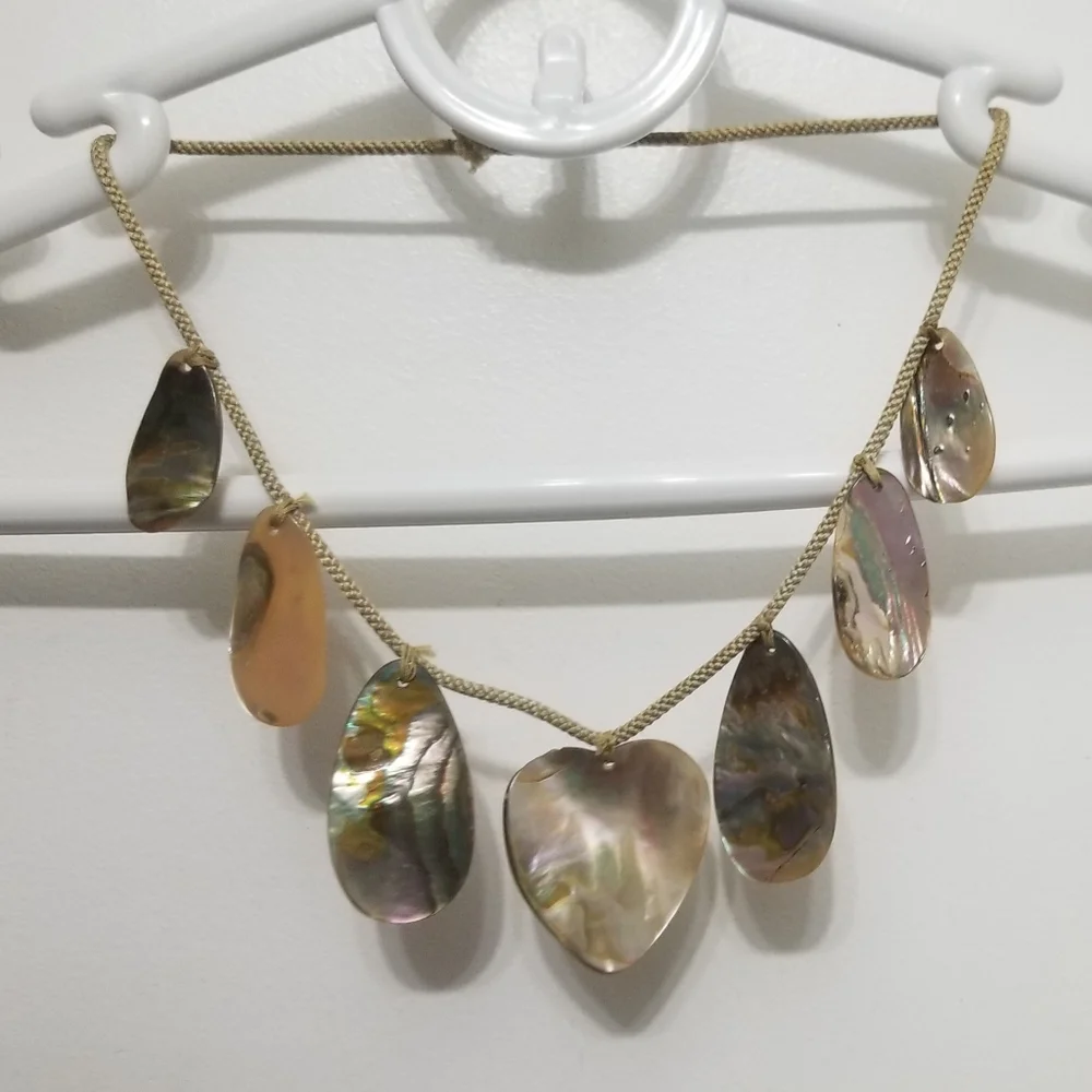 Vtg blistered pearl cord necklace, 1/7 pendants is a heart - Picture 4 of 12